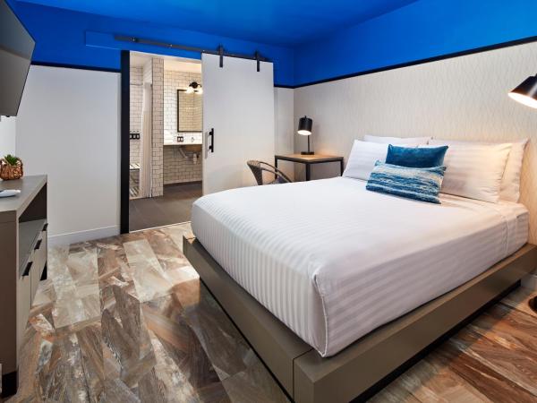 Pacific View Inn : photo 3 de la chambre accessible roll in shower one bed