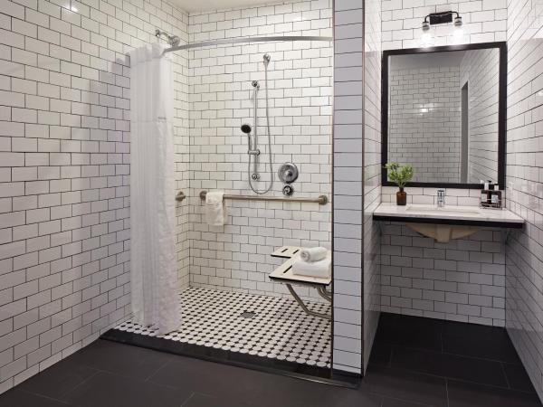 Pacific View Inn : photo 4 de la chambre accessible roll in shower one bed