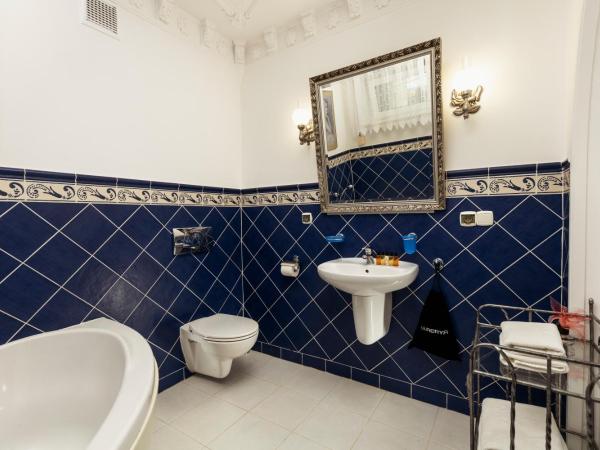 Villa Toscania-check in 24h : photo 4 de la chambre chambre double deluxe avec baignoire