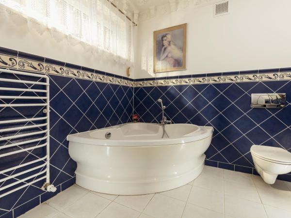 Villa Toscania-check in 24h : photo 5 de la chambre chambre double deluxe avec baignoire