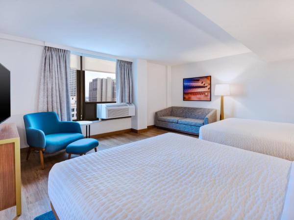 Hotel Indigo Detroit Downtown, an IHG Hotel : photo 4 de la chambre suite disposant de 2 lits queen-size