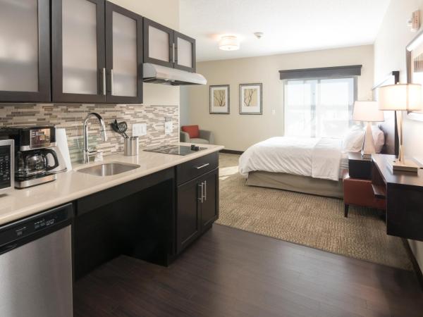 Staybridge Suites - Saskatoon - University, an IHG Hotel : photo 1 de la chambre king studio suite with mobility accessible roll-in shower/non-smoking