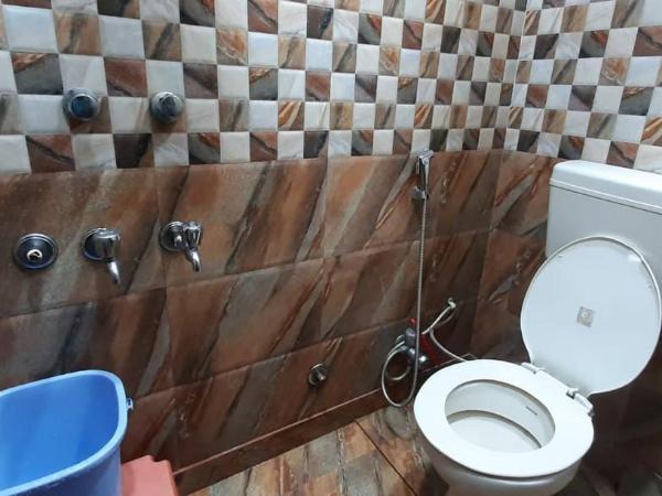 Room in Guest room - Posh Foreigners Place,couples Allowed Lajpat Nagar : photo 8 de la chambre chambre triple