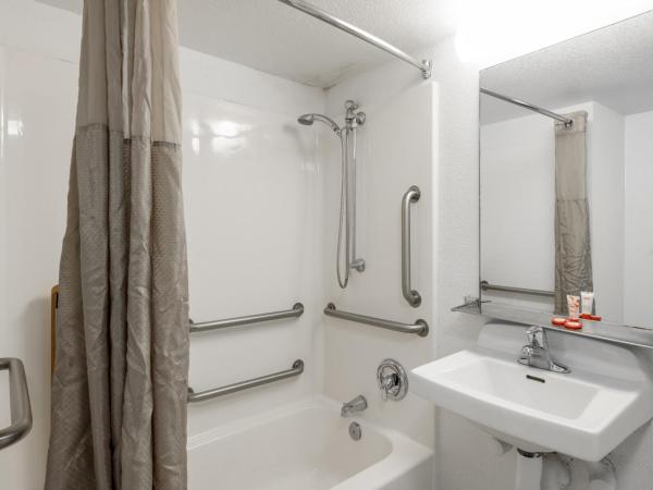 OYO Hotel Houston Katy Freeway : photo 6 de la chambre chambre double - accessible aux personnes à mobilité réduite 