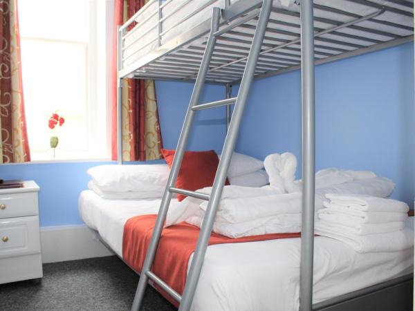 Backpackers Blackpool - Family Friendly Hotel : photo 10 de la chambre chambre familiale avec salle de bains privative