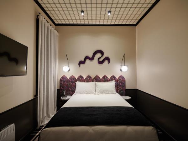 Naumi Studio Wellington : photo 8 de la chambre hébergement lit queen-size zing