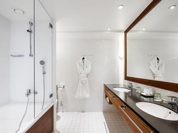 Crowne Plaza Helsinki - Hesperia, an IHG Hotel : photo 10 de la chambre suite junior lit king-size avec canapé-lit