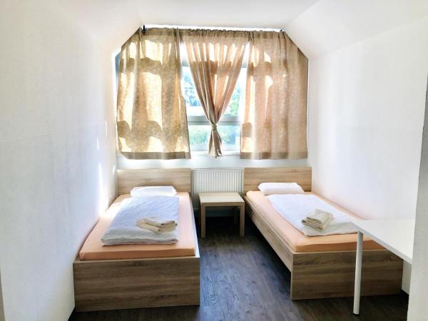 Jugendherberge Innsbruck - Youth Hostel : photo 10 de la chambre chambre lits jumeaux avec salle de bains privative