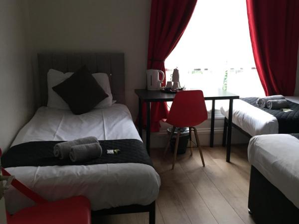 Queens Guesthouse Manchester : photo 3 de la chambre chambre familiale standard