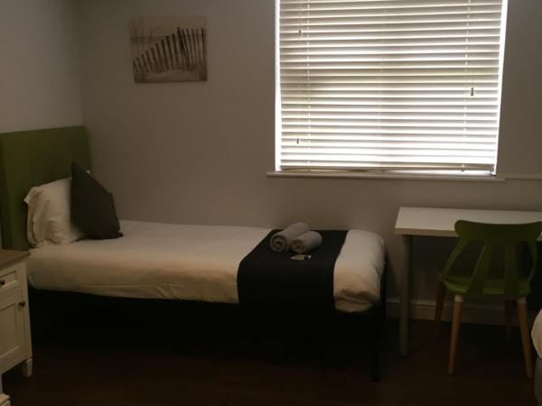 Queens Guesthouse Manchester : photo 4 de la chambre chambre quadruple avec salle de bains privative