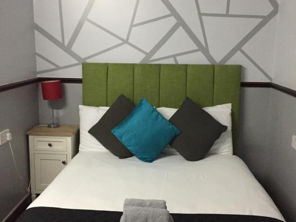 Queens Guesthouse Manchester : photo 1 de la chambre chambre double avec salle de bains privative