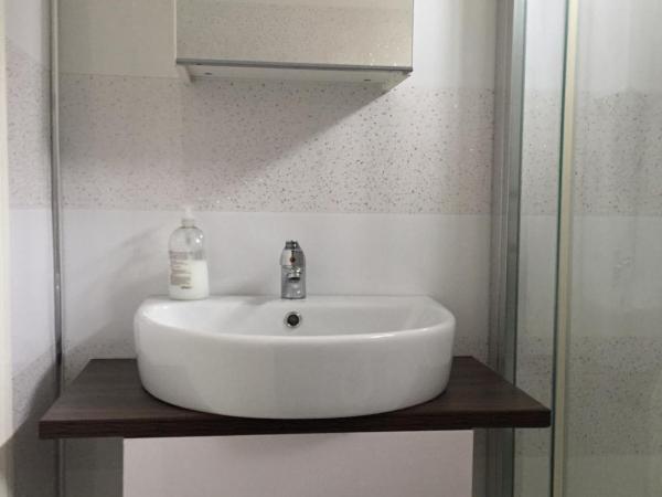 Queens Guesthouse Manchester : photo 5 de la chambre chambre double avec salle de bains privative