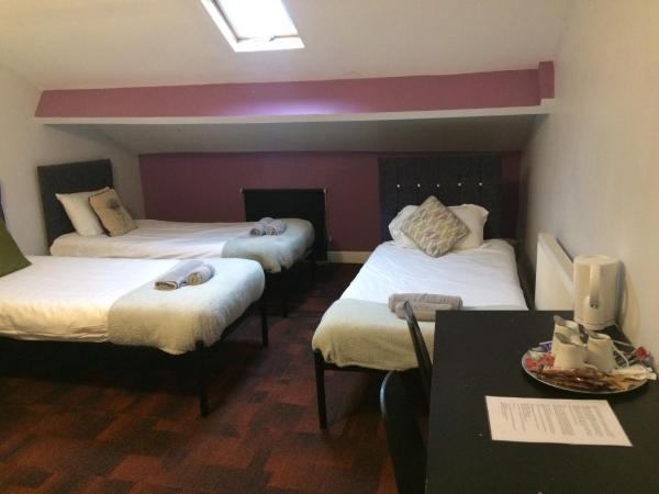 Queens Guesthouse Manchester : photo 2 de la chambre chambre familiale avec salle de bains privative