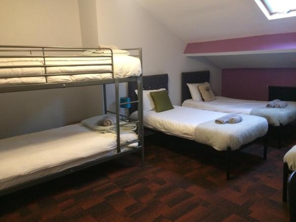 Queens Guesthouse Manchester : photo 3 de la chambre chambre familiale avec salle de bains privative