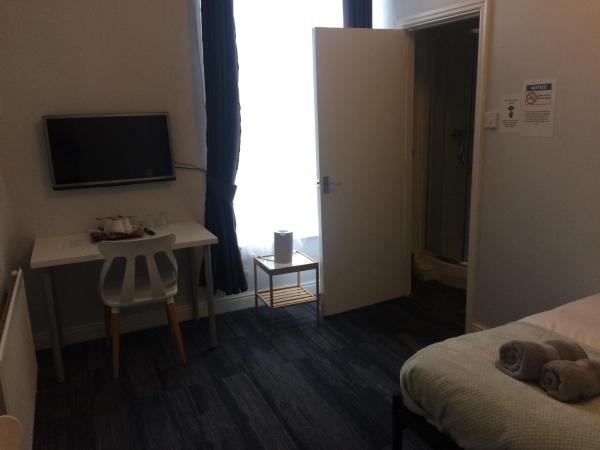 Queens Guesthouse Manchester : photo 2 de la chambre chambre lits jumeaux avec salle de bains privative