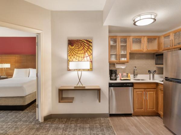 Staybridge Suites San Antonio Downtown Convention Center, an IHG Hotel : photo 1 de la chambre suite 2 chambres avec 2 salles de bains et baignoire accessible aux personnes à mobilité réduite - non-fumeurs