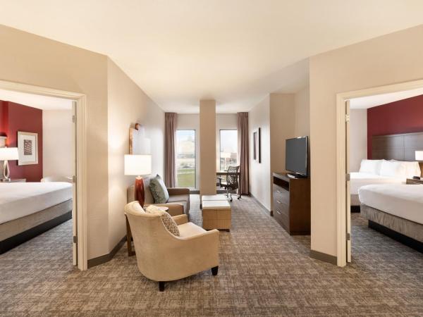 Staybridge Suites San Antonio Downtown Convention Center, an IHG Hotel : photo 2 de la chambre suite 2 chambres avec 2 salles de bains et baignoire accessible aux personnes à mobilité réduite - non-fumeurs