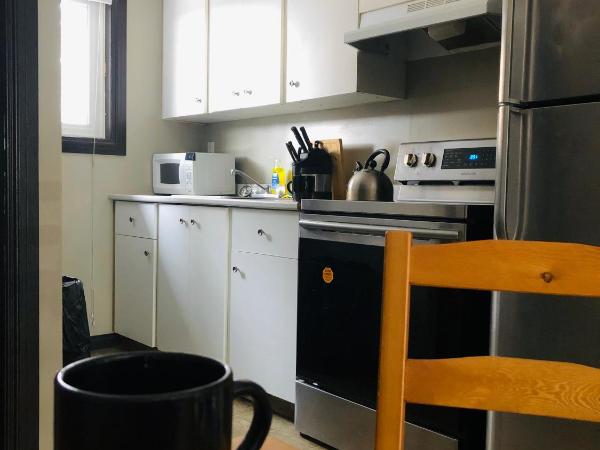 Banff International Hostel : photo 3 de la chambre chambre quadruple avec salle de bains privative et kitchenette