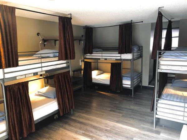 Banff International Hostel : photo 3 de la chambre lit dans dortoir pour femmes de 6 lits avec salle de bains privative