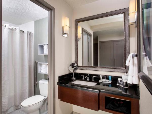 Crowne Plaza Atlanta - Midtown, an IHG Hotel : photo 1 de la chambre chambre king standard avec balcon