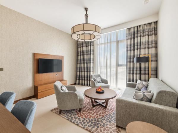 Staybridge Suites Dubai Al-Maktoum Airport, an IHG Hotel : photo 10 de la chambre suite 1 chambre lit king-size - vue sur piscine - non-fumeurs