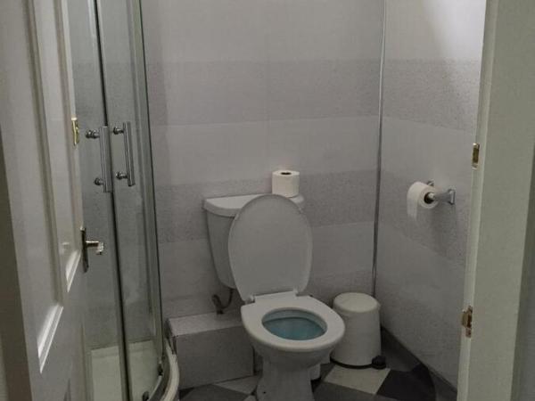 Queens Guesthouse Manchester : photo 2 de la chambre chambre double avec salle de bains privative