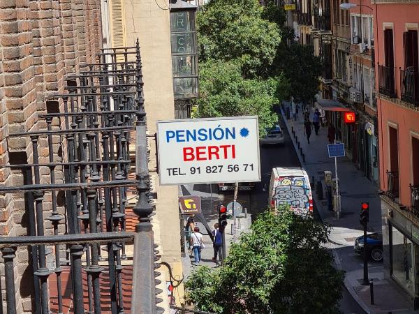 Pensión Berti Madrid : photo 2 de la chambre chambre simple avec salle de bains commune