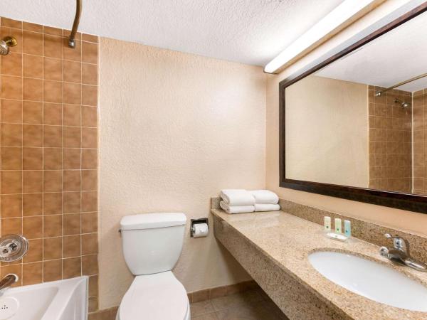 Quality Inn & Suites Orlando Airport : photo 2 de la chambre chambre 2 lits queen-size - non-fumeurs