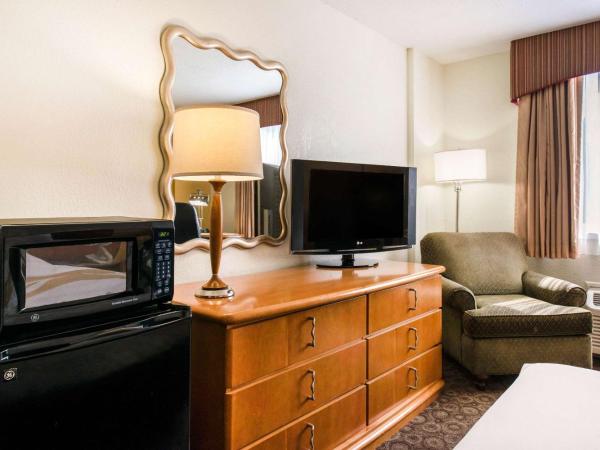 Quality Inn & Suites Near the Theme Parks : photo 6 de la chambre chambre lit queen-size pour personnes à mobilité réduite - non-fumeurs 