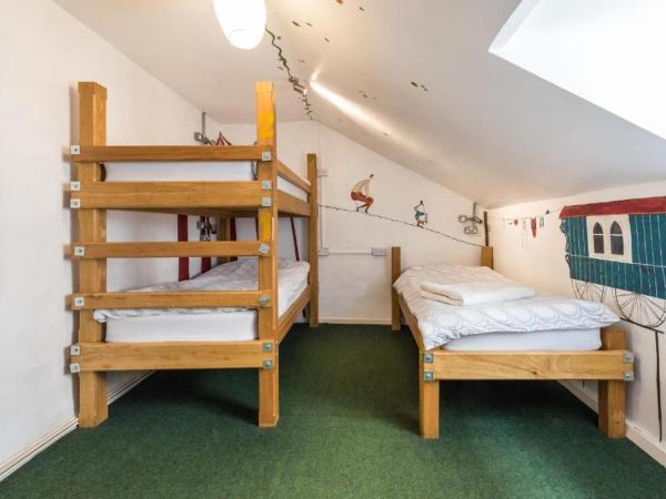The Full Moon Backpackers : photo 2 de la chambre bunk bed in female dormitory room sleeps 4