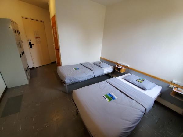 Auberge de Jeunesse HI Strasbourg 2 Rives : photo 7 de la chambre chambre lits jumeaux avec salle de bains