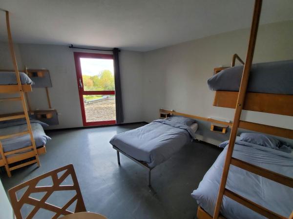 Auberge de Jeunesse HI Strasbourg 2 Rives : photo 4 de la chambre chambre 5 lits avec salle de bains