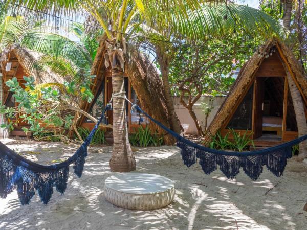 Selina Poc Na Isla Mujeres : photo 7 de la chambre private teepee, shared bathroom