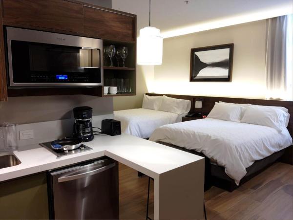 Staybridge Suites - Guadalajara Novena, an IHG Hotel : photo 2 de la chambre suite studio avec 2 lits queen-size