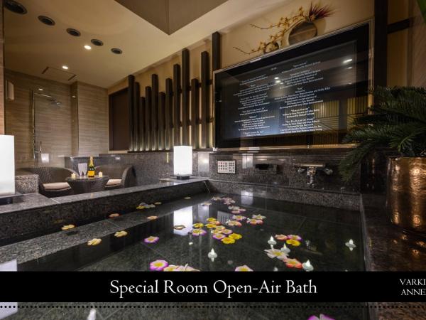 HOTEL VARKIN ANNEX : photo 6 de la chambre chambre lit king-size - vue sur jardin