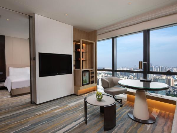 Crowne Plaza Shenzhen Nanshan, an IHG Hotel : photo 3 de la chambre suite lit king-size junior avec accès au salon