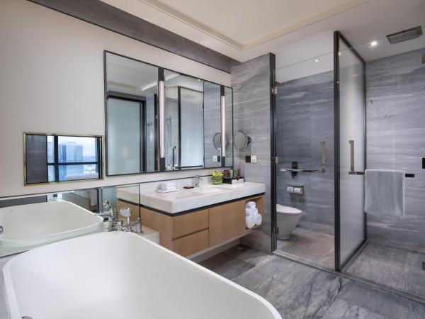 Crowne Plaza Shenzhen Nanshan, an IHG Hotel : photo 4 de la chambre suite lit king-size junior avec accès au salon