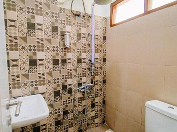 RedDoorz At Artomoro Guest House : photo 7 de la chambre chambre standard