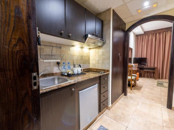 First Central Hotel Suites : photo 4 de la chambre studio