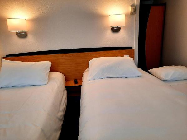 Kyriad Blois Nord : photo 3 de la chambre chambre triple (2 lits simples + 1 lit junior)