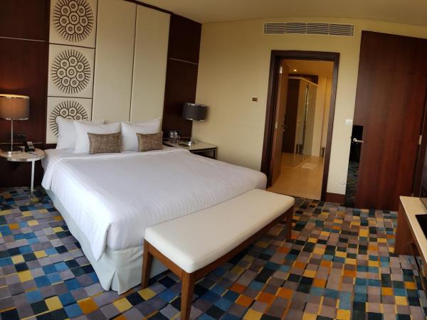 Novotel Kochi Infopark : photo 3 de la chambre suite deluxe avec 1 lit double et un canapé