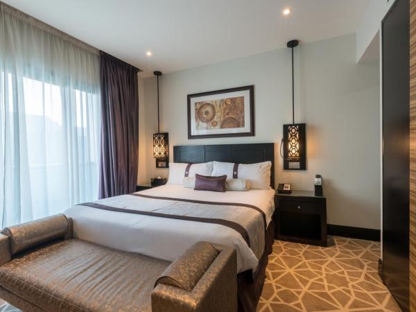Holiday Inn Dubai Al Barsha, an IHG Hotel : photo 8 de la chambre one-bedroom king suite with city view - balcony