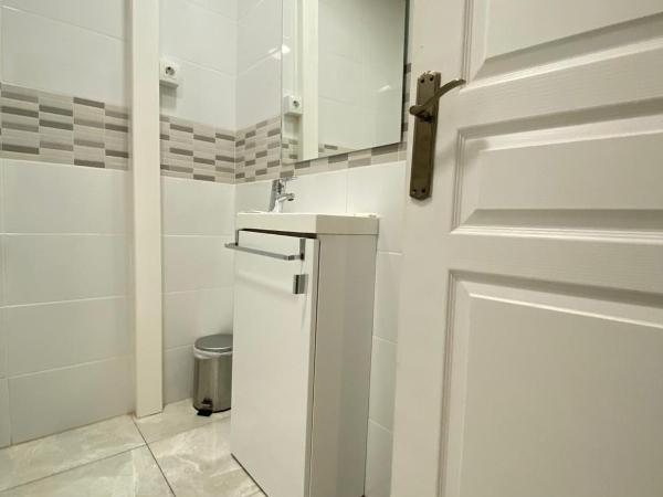 VALENCIA SUITS YOU Centro Histórico, Establecimiento Automatizado-Fast Auto Check in&Out, Solo para Adultos-Adults only : photo 7 de la chambre petite chambre double avec salle de bains privative extérieure