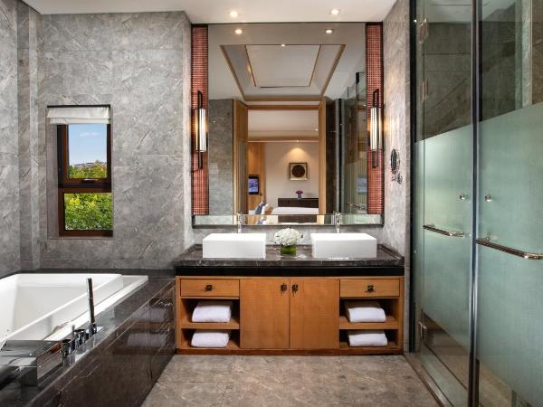 Holiday Inn Dalian Hot Spring, an IHG Hotel : photo 2 de la chambre suite lit king-size avec balcon