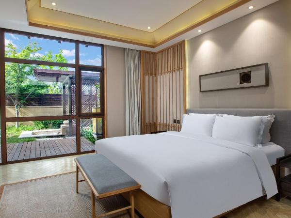 Holiday Inn Dalian Hot Spring, an IHG Hotel : photo 2 de la chambre suite lit king-size avec accès à la cour