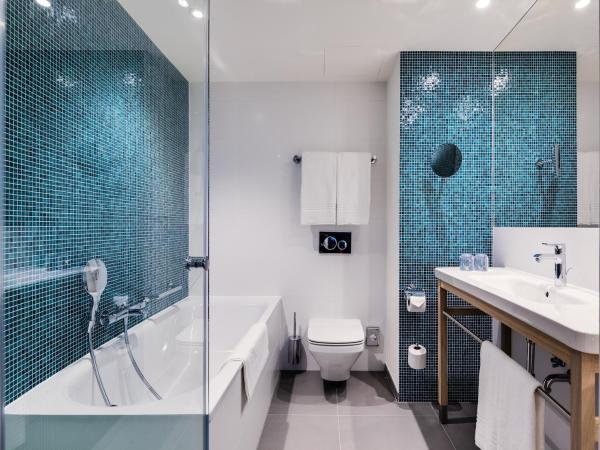 Holiday Inn - Warsaw City Centre, an IHG Hotel : photo 3 de la chambre suite lit king-size - vue sur ville