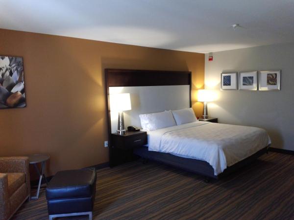 Holiday Inn & Suites Albuquerque-North I-25, an IHG Hotel : photo 1 de la chambre chambre lit king-size standard avec douche accessible en fauteuil roulant - adaptée aux personnes à mobilité réduite