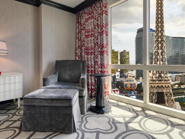Paris Las Vegas Hotel & Casino : photo 3 de la chambre chambre bordeaux avec 2 lits queen-size - vue sur tour eiffel
