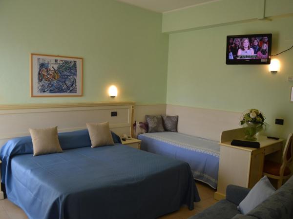 Hotel Zeus : photo 3 de la chambre chambre familiale avec baignoire