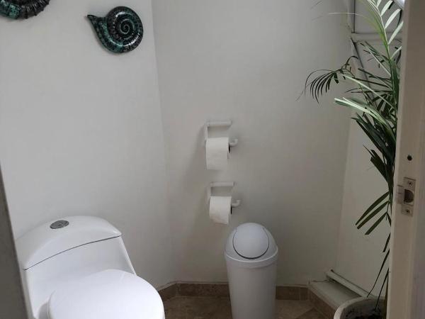 Cozy room near the beach, party zone : photo 1 de la chambre chambre familiale